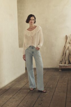 model wering Parige jeans