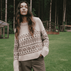model wearing Jenni Kayne swearer and pants